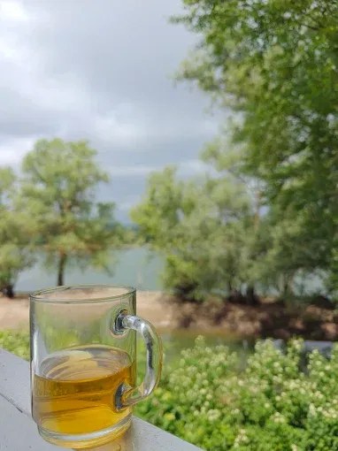 Kaltes Getränk mit Blick auf den Rhein