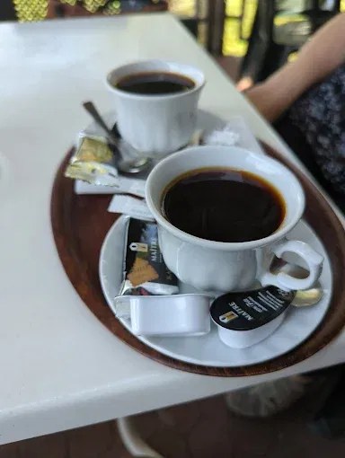 Frisch aufgebrühter Kaffee auf der Terrasse