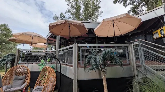 Außenterrasse des Insel Cafés mit Sonnenschirmen